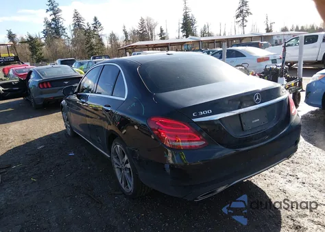 2018 Mercedes-Benz C 300 4Matic z USA, uszkodzony, nr VIN 55SWF4KBXJU282177